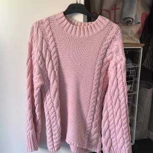 Säljer denna stickade tröja från Gina tricot i storlek xs. 