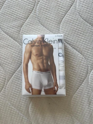 Calvin Klein kalsonger  - Säljer dessa helt nya kalsonger från Calvin Klein som är fel storlek, de är fortfarande stängda i boxen, köpta för 500kr, men tiden hade gått ut för att göra retur därav säljs.