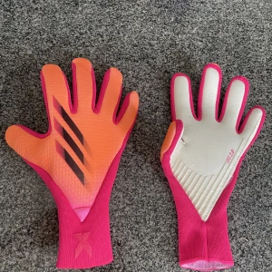 Målvaktshandskar  - Adidas X pro gl. Sällsynta handskar med plastfolien fortfarande på. 