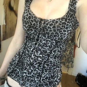 Svart leopard topp - Super söt Korsett liknande leopard topp . Skriv för mått och bilder🙌