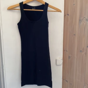 Klänning - Svart klänning från Gina tricot 