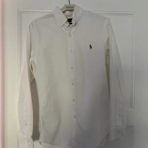 Säljer denna raulph lauren skjorta!! Väldigt bra kvalitet 9/10!! Passar S (Slim fit) hör av dig!!