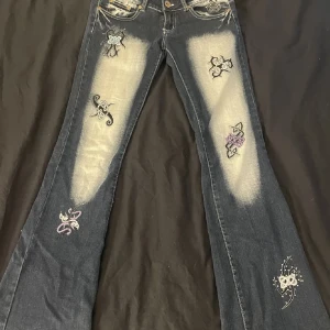 Crazy Age Jeans - Coola lågmidjade crazy age bootcut jeans som tyvärr var för små för mig. Midjdmått är 81. Köpte dom här på Plick. ❤️ Skriv gärna till mig innan du klickar på köp nu! (Bilder från förra ägaren)