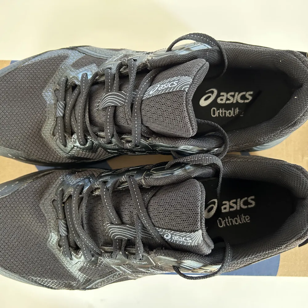 Passa på och spara en slant på ett par grymma skor! Jag säljer ett par nära oanvända Asics Gel-Sonoma 7 GORE-TEX (senaste versionen) i dammodell som använts EN gång under en hundpromenad.. Skor.
