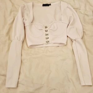 Croptop  - Croptop från Prettylittlething..slutsåld  Knytning.