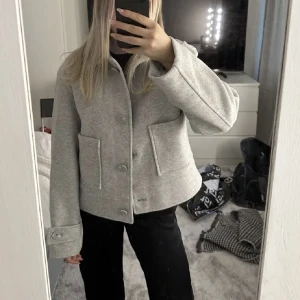Kappa - Säljer denna grå kappa från lager157 då jag beställde tvåfiliga storlekar🩷endast testad med prislappen kvar, hör av er vid frågor 💕