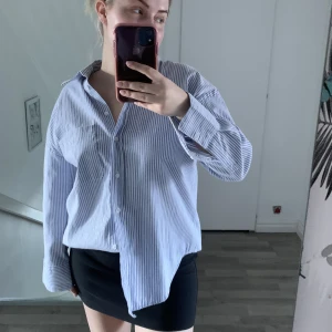 Randig skjorta  - Randig skjorta från zara i nyskick. Nypris 349 säljer för 170 plus frakt 🫶🏼 Sitter snyggt oversized på s/m .