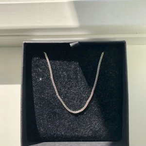 Äkta silverkedja 50 cm - Snygg silverkedja 50 cm lång i äkta silver. Perfekt för ett hänge.