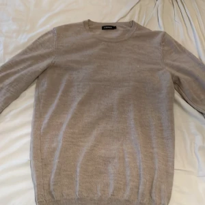 J.lindeberg tröja - Snygg j.lindeberg tröja i beige, storlek S passar också M. Nypris runt 1300-1500.