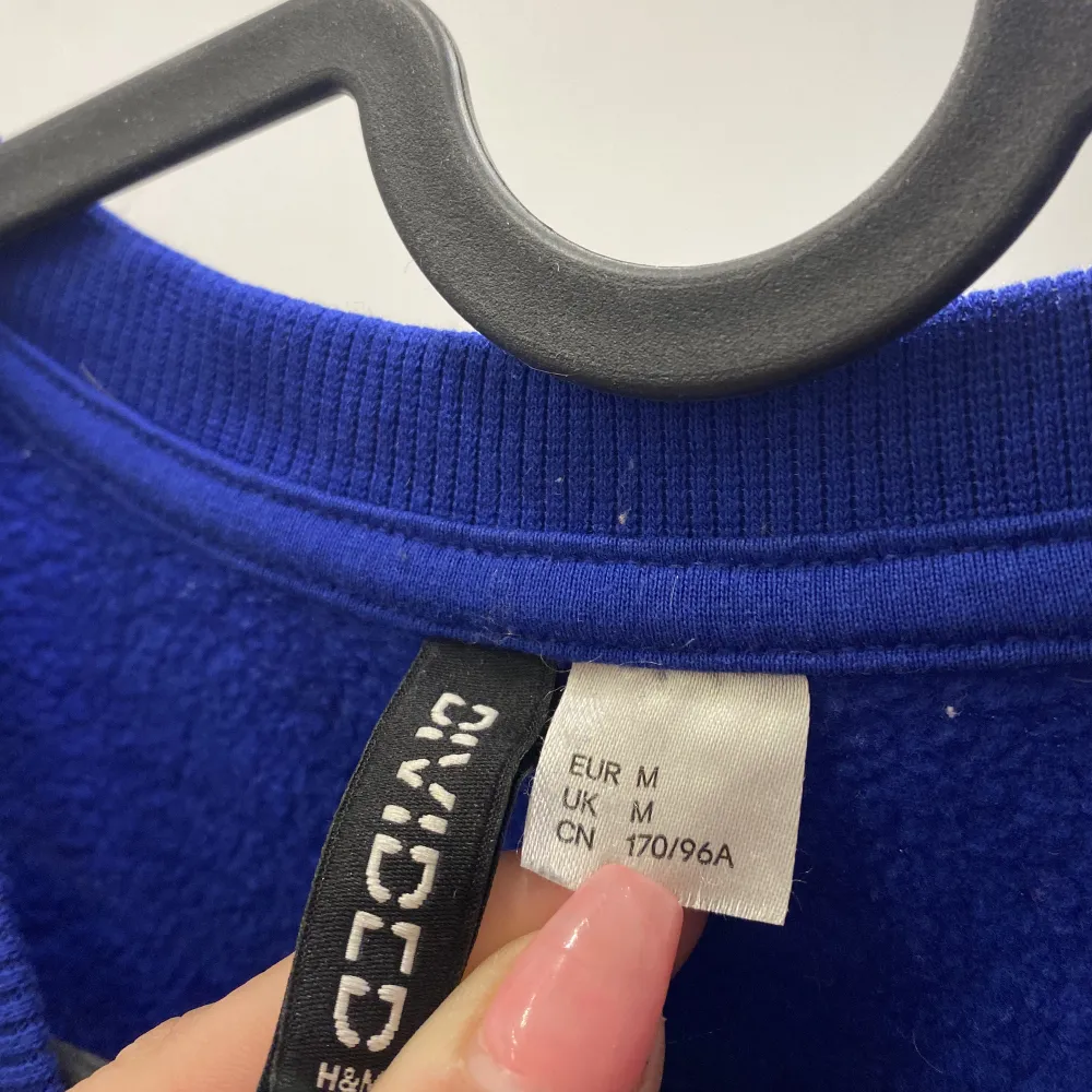 Marinblå sweatshirt från H&M i storleken M som inte längre kommer till användning. Skicket är så gott som nytt skulle jag säga.. Tröjor & Koftor.