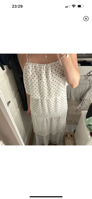 Långklänning  - Supersöt långklänning som tyvärr inte kommer till användning längre. Skicket är 7/10