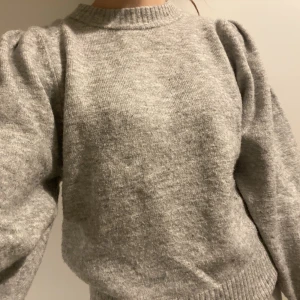 Stickad grå tröja  - Mysig stickad tröja från hm i storlek S. Säljer för 60kr