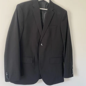H&M kavaj  - Säljer denna H&M kavaj då jag köpte den för 800kr och bara använt den 1 gång sen dess. Mycket bra skick. 