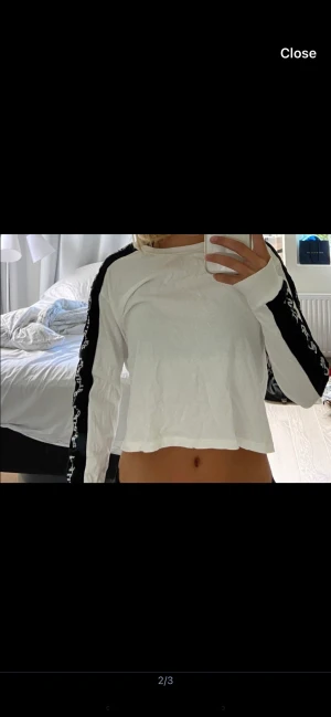 Cropped topp från hollister i storlek XS - CROPPED TOPP HOLLISTER Den är i väldigt bra skick. Så skönt material och väldigt bra kvalitet Kort topp Hollister. Strykes såklart innan den skickas Storlek XS men passar även S Detaljer  Pris	55 Storlek	XS Kategori	toppar Märke	hollister 