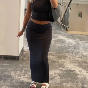 Långkjol - Säljer denna långkjol från Gina Tricot i storlek XS💗Använd 2 gånger så den är i nyskick! Jag är 163 cm lång🥰