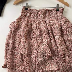 Så fin kjol, köpt på nk för 995 i somras! Använd fåtal gånger 💓