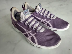 Asics Gel-Fit Sana - Storlek 41,5 - Träningsskor säljes i fint skick.  Varumärke: Asics Storlek: 41,5  Håll dig lätt på fötterna i GEL-FIT SANA 2-skorna för dam. De väger endast 170 gram och har ett häl till tå-dropp på 8 mm. Dessutom har de en design som gör dem enkla att glida i för smidi