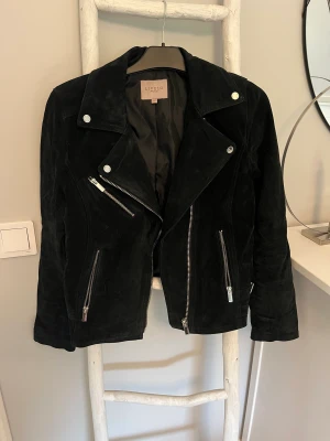 Jacka - Jacka/kavaj köpa för några år sedan. Använd några få gånger. Passar till nästan allt. En snygg sista detalj till outfiten 😍👌