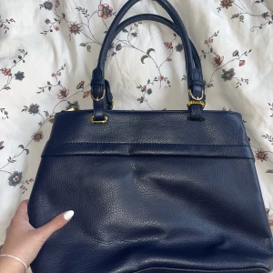 Fin väska - Så fin väska som passar perfekt nu när skolan har börjat! Den är i fint skick och är rymlig!❤️ Skriv gärna privat om du har några frågor❤️