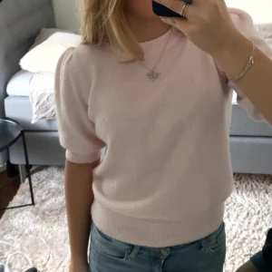 Stickad tröja - Säljer den här fina tröjan från Vero Moda, helt oanvänd!! 