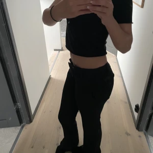 Kostymbyxor - Säljer mina skitsnygga low Waist kostymbyxor från bikbok!💞🤩Säljer dessa pågrund av att dem är försmå för mig. Dem är i nysckick! Nypris 499kr. Opps! Köparen står för frakt