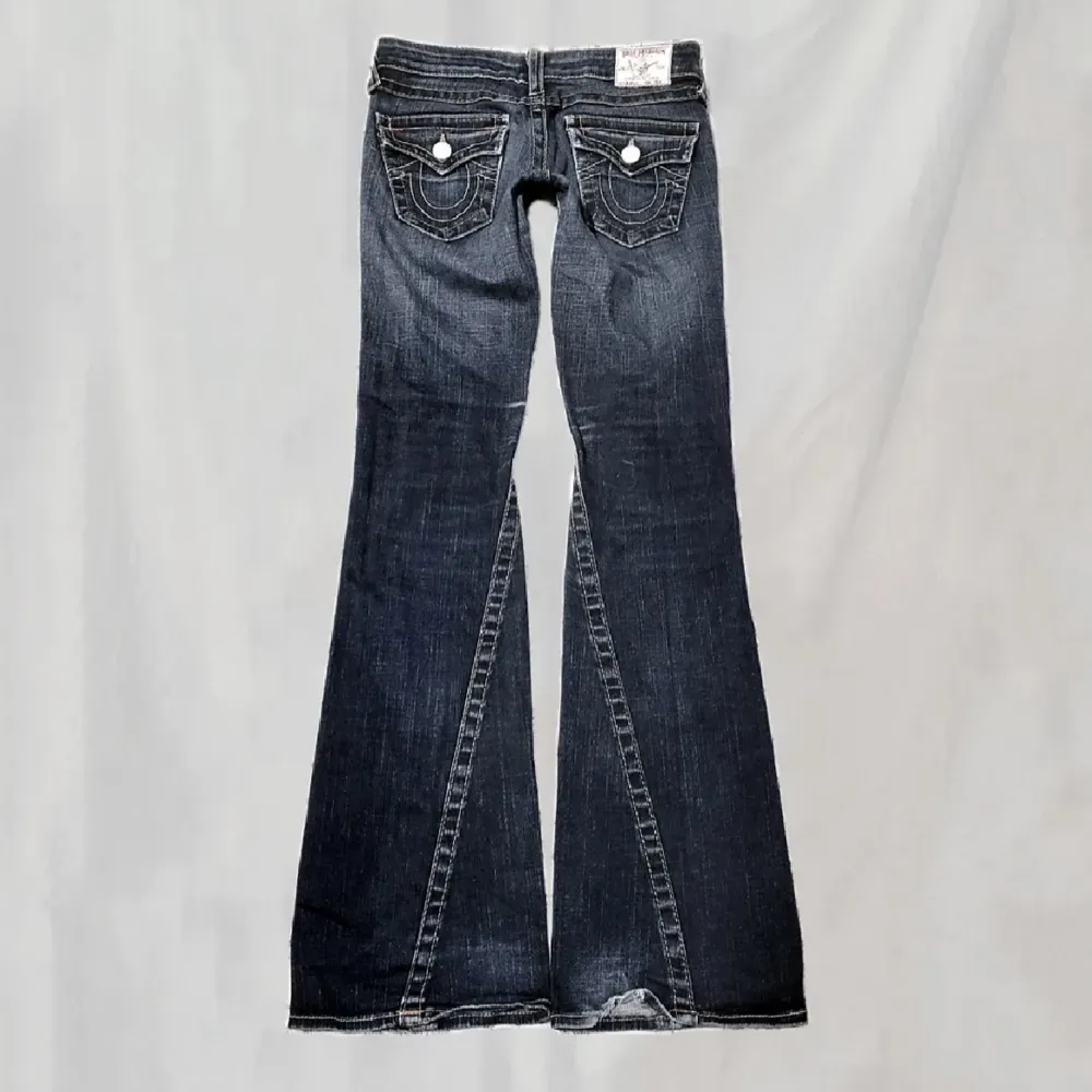 Pris kan diskuteras. Midja: 72 Innerben: ca 83 Lågmidjade jeans från true religion Storlek w:26 Sitter bootcut.🤍. Jeans & Byxor.