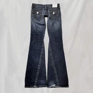 Pris kan diskuteras. Midja: 72 Innerben: ca 83 Lågmidjade jeans från true religion Storlek w:26 Sitter bootcut.🤍