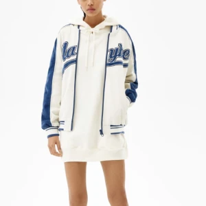 College jacka  - Säljer denna jacka då den är för kort i ärmarna. Älskar den men bara använd ett fåtal gånger då jag aldrig haft tillfälle att använda den. Köptes för 499kr men säljer för 250kr