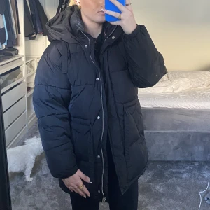 Vinterjacka - Lite längre modell, jättevarm och bekväm! Strl Xs men passar lätt S/M också