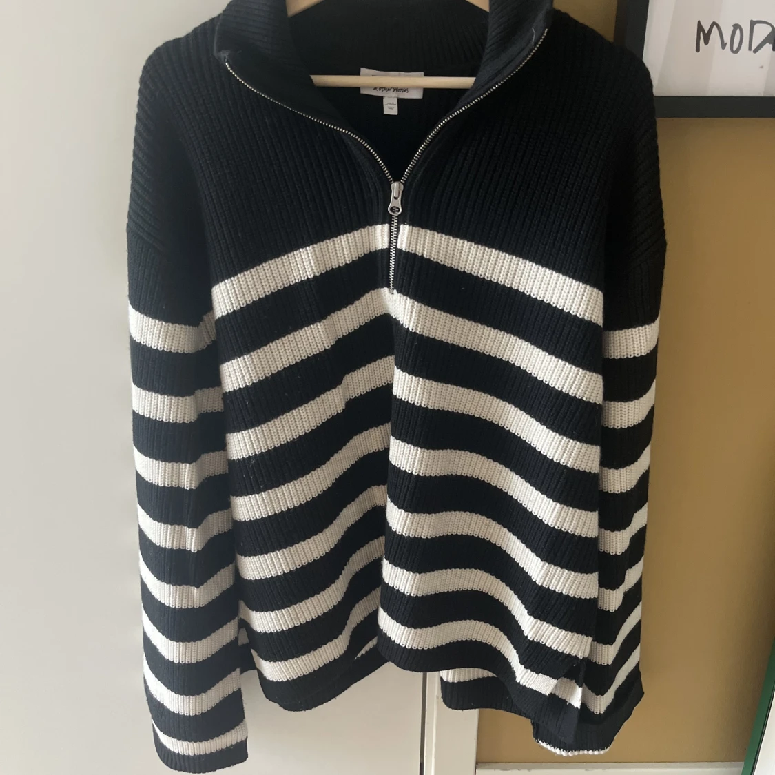 Tröja svart/vit randig 