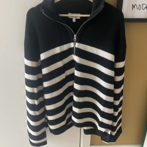 Tröja svart/vit randig  - I väldigt fint skick. Knappt använd. 