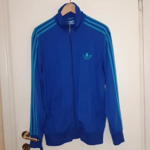 Zip hoodie - I princip nästan ny, har bara flytit runt bland andra kläder, liten omärkvärdig skavank. (Säljer även på andra secondhands)