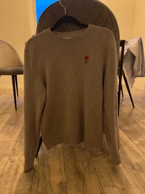 Stickad ami Paris tröja  - Säljer nu denna feta ami Paris tröja! Den är i väldigt fint skick. Fler frågor så är det bara att höra av sig!