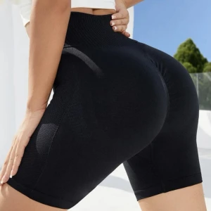 Tränings shorts/tights - Säljer dessa tre tränings shorts/tights då jag har för mycket hemma och behöver rensa ut. De är från shein men är väldigt bra kvalitet tycker jag. De är ej genomskinliga och sitter bra. Använda bara ett fåtal gånger. Alla är i strlk S och kostar 50 kr st.