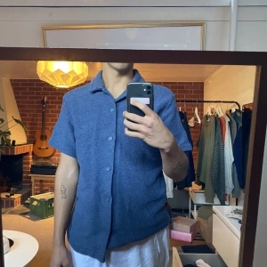 Weekday frotté skjorta  - Blå frotté skjorta från weekday. Knappast använd och därför säljer jag den👍🏼