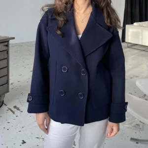 Design by si kappa - Säljer min trendiga design by si kappa!Använd men i gott skick. Tänk på att kappan är i ”ull” så den drar åt sig hår och nopprar lättare. Storlek XS/S ❤️Skriv för fler egna bilder!