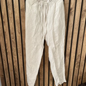 Linnebyxor H&M st.XS - Säljer ett par linnebyxor från H&M i storlek XS då de tyvärr är för små. Jättefint skick! 
