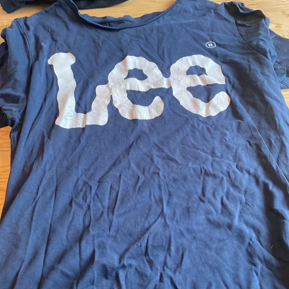 Fin Lee t shirt. Trycket är lite sprucket och ett litet hål(se bild 2) men fortfarande fin. Därför säljer jag för 20 kr bara. T-shirts.