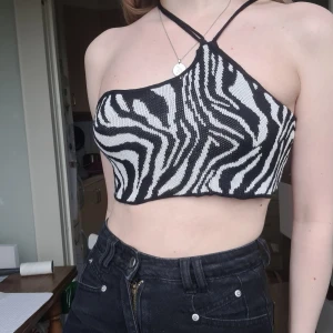 Zebramönstrad topp - Oanvänd och fräsch. Passar jättebra som festtopp. Stickat material. 