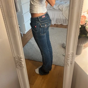 Lågmidjade jeans  - Sjukt snygga lågmidjade jeans med fickor baktill!!😍😍