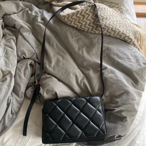 Fin handväska från hm  - Fin köpte på hm för 200 kr för 1,5 år sen. Har använt mycket, så inte i topp skick. Men inget man märker. Man kan ha den i olika längder. Säljer för 80 kr 