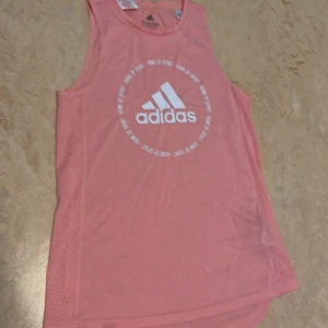 Adidas linne - Säljer detta rosa adidas träningslinne vilket även har nät på sidorna.Använt 1 gång. Säljer det pga att det är för litet.ÄKTA! Pris 150+frakt(om det inte står fri frakt) 