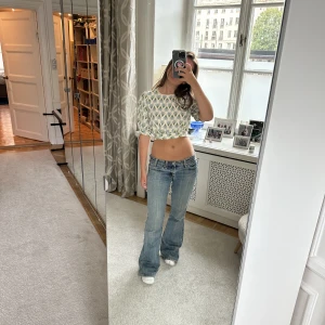 Topp med öppen rygg - Säljer en så fin topp från Zara som man knyter själv och ör helt öppen i ryggen, och oanvänd!!💗👏🏽🌟