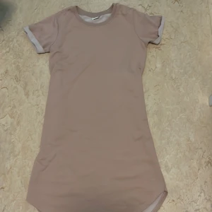 Rosa klänning  - Säljer denna rosa klänning i storlek XS-S. Pris 95 + frakt om det inte står fri frakt. 