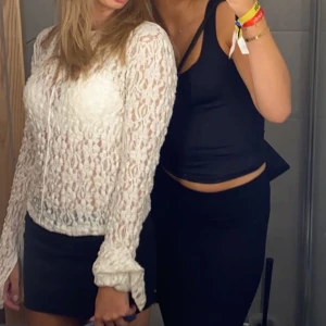 Tröja - Säljer denna fest topp som ej används, är i strl M men passar mig som S också. Nypris: 299 kr