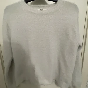 Vit stickad tröja  - En vit stickad tröja från hm om är i storlek xs. Använt ett antal gånger. Köparen betalar frakten. 