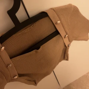 T-shirt - Köptes utomlands och kommer inte till användning. Sitter så fint till ett par kostymbyxor tex. Bilder och frågor är det att skriva privat. Helst möts ja upp!