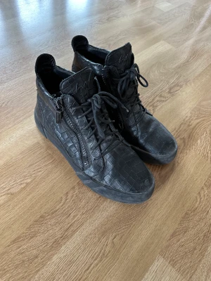 Giuseppe Zanotti Hightop sneakers - Sneakers från Giuseppe Zanotti i storlek 44 herr. Inköpta på farfetch för 5000kr, använda men i gott skick. Går enkelt att putsa upp 