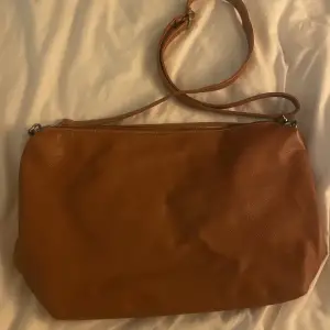 En superfin brun handväska, vet dock inte vilket märke 💗 Den är rymlig och snygg, helt perfekt nu till hösten ✨💗