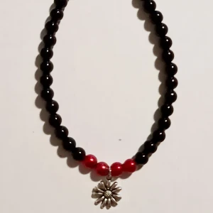 Armband med svarta/röda pärlor  - Vackert armband med svarta och röda pärlor 